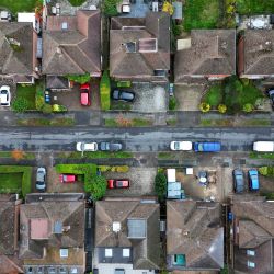 Una fotografía aérea muestra viviendas en calles residenciales de Woking, al sur de Inglaterra. El Banco de Inglaterra mantuvo su tasa de interés clave en el 4,0%, optando por no recortarla antes del presupuesto anual del gobierno británico de este mes, que incluirá aumentos de impuestos. Los bancos minoristas británicos suelen repercutir las reducciones de tipos del Banco de Inglaterra a sus clientes, abaratando así las hipotecas y los préstamos comerciales. | Foto:JUSTIN TALLIS / AFP