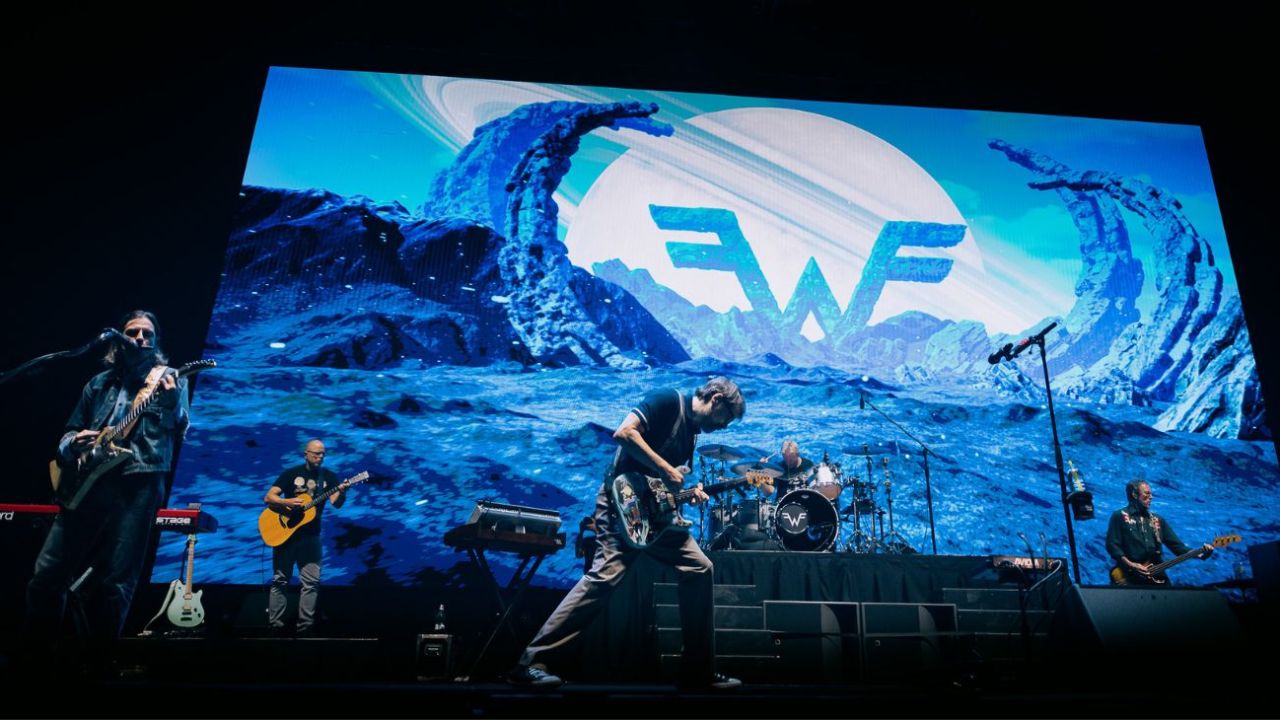 Weezer en el escenario del Movistar Arena durante su concierto en Buenos Aires