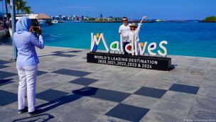 Maldivas prohíbe fumar a los jóvenes.