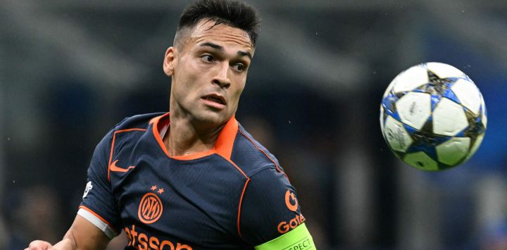 El delantero argentino del Inter de Milán, Lautaro Martínez, observa la pelota durante el partido de la cuarta jornada de la fase de grupos de la UEFA Champions League entre el Inter de Milán y el Kairat Almaty en el estadio San Siro de Milán.