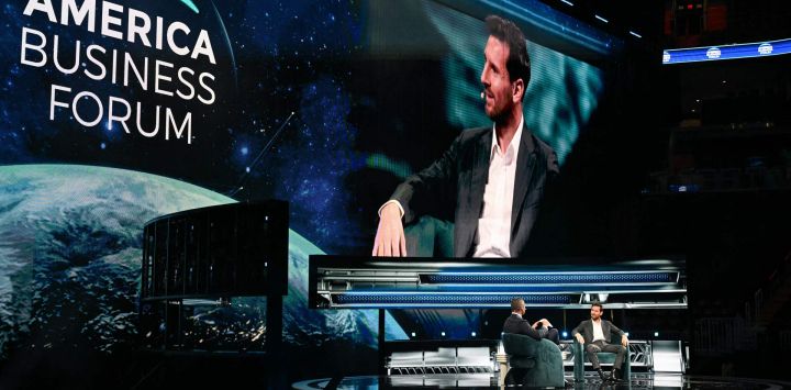 El futbolista argentino Lionel Messi y el alcalde de Miami, Francis Suárez, intervienen en el Foro Empresarial Estadounidense celebrado en el Centro Kaseya de Miami.