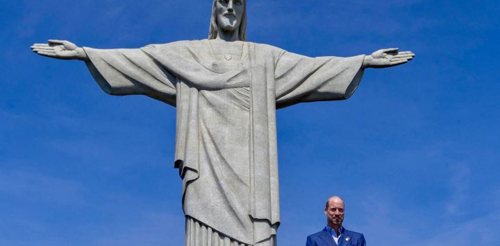 El príncipe Guillermo de Gran Bretaña, príncipe de Gales, posa para una fotografía junto a la estatua del Cristo Redentor en Río de Janeiro, Brasil.