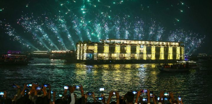 En Varanasi, la gente observa los fuegos artificiales que iluminan el cielo con motivo del festival hindú de Dev Deepawali a orillas del río Ganges.