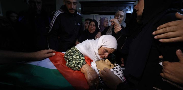 Familiares despiden al palestino Jameel Hanani, de 17 años, asesinado por las fuerzas israelíes, durante su funeral en Beit Furik, cerca de la ciudad de Nablus, en la Cisjordania ocupada por Israel.