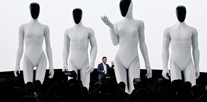 He Xiaopeng, cofundador y presidente del fabricante chino de vehículos eléctricos Xpeng, presenta el robot humanoide Iron de última generación de Xpeng durante la conferencia de prensa del Día de la IA en su sede en Guangzhou, en la provincia de Guangdong, al sur de China.