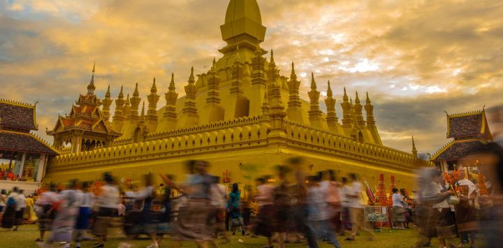 Imagen de personas participando en las actividades para celebrar el festival That Luang, en Vientián, Laos. El anual festival That Luang ha comenzado en Vientián, la capital de Laos, dando inicio a cinco días de vibrante celebración, devoción espiritual y bullicioso comercio que no solo reflejan las ricas tradiciones de Laos, sino que también impulsan el turismo y las oportunidades comerciales.