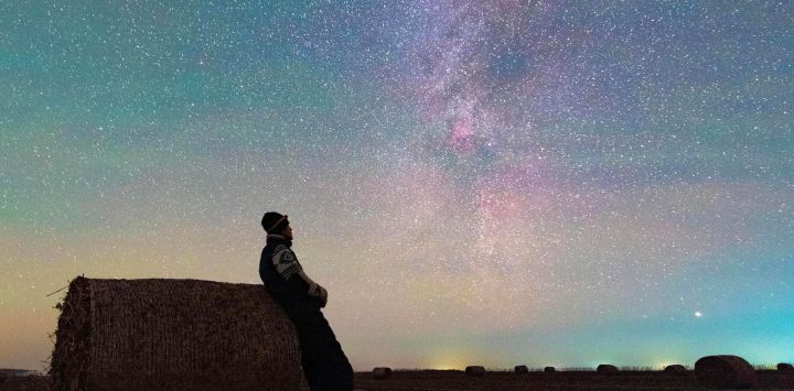 Imagen de un hombre disfrutando observar la Vía Láctea, en el municipio de Shangjieji, en la ciudad de Fujin, en la provincia de Heilongjiang, en el noreste de China. En las noches de otoño, tranquilas y magníficas imágenes de la luz de las estrellas se despliegan en la provincia más septentrional de China.