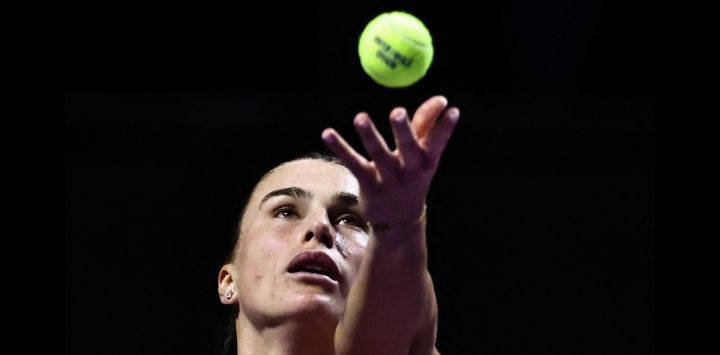 La bielorrusa Aryna Sabalenka saca contra la estadounidense Jessica Pegula durante su partido de tenis en las Finales de la WTA en Riad.