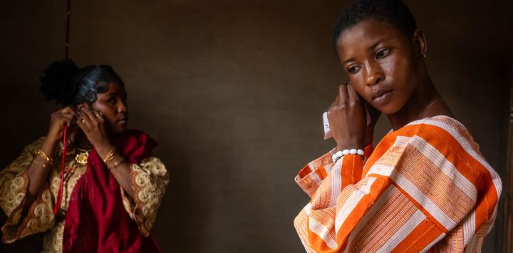 Novias se engalanan en el palacio Alawon durante la boda colectiva Awon en Shao, estado de Kwara. Esta boda colectiva es una festividad de la comunidad de Shao, en la que decenas de jóvenes en edad de casarse son entregadas en matrimonio simultáneamente. El festival está lleno de glamour, danzas y canciones folclóricas, y se presentan coloridas actividades culturales.