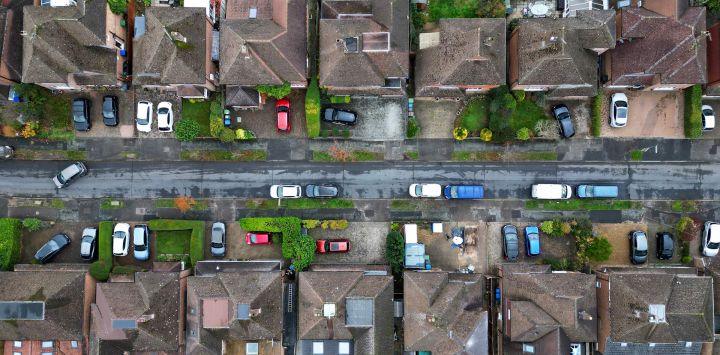 Una fotografía aérea muestra viviendas en calles residenciales de Woking, al sur de Inglaterra. El Banco de Inglaterra mantuvo su tasa de interés clave en el 4,0%, optando por no recortarla antes del presupuesto anual del gobierno británico de este mes, que incluirá aumentos de impuestos. Los bancos minoristas británicos suelen repercutir las reducciones de tipos del Banco de Inglaterra a sus clientes, abaratando así las hipotecas y los préstamos comerciales.