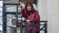 Balcón triste: Cristina Kirchner salió a saludar a la nada