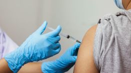 La vacuna del Covid baja la chance de problemas cardíacos.