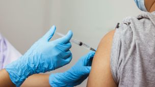 La vacuna del Covid baja la chance de problemas cardíacos.