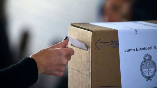 Las encuestas muestran a Milei con ventaja sobre Kicillof en un eventual balotaje