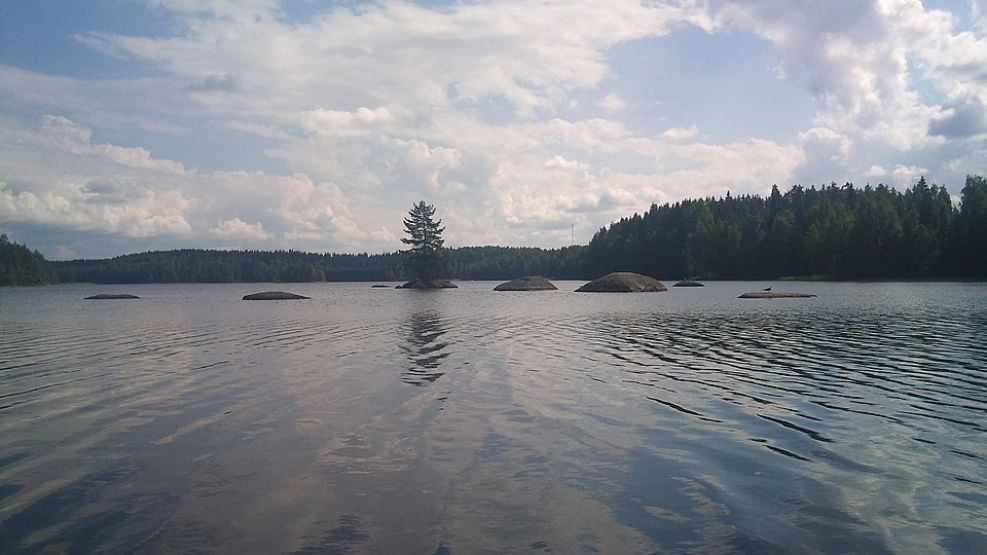 Finlandia meridional, Kivijärvi Stonelake en los alrededores de Jarvenpaa, donde vivió el violinista Jean Sibelius
