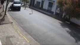 IMAGENES SENSIBLES: un motociclista en Azul murió al ser encerrado por un camión y todo quedó grabado