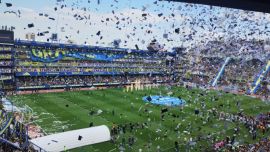 Volvieron los papelitos en el recibimiento de Boca en el Superclásico y Dua Lipa dijo presente en la Bombonera