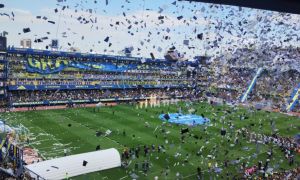 Recibimiento Boca con papelitos