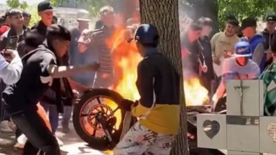 “Funeral tumbero”: quemaron una moto encima de la tumba del joven de 15 años asesinado a tiros en La Plata “Funeral tumbero”: quemaron una moto encima de la tumba del joven de 15 años asesinado a tiros en La Plata