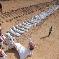 Personal sanitario y civiles llevaron a cabo un entierro colectivo de palestinos en un cementerio de Jan Yunis, en el sur de la Franja de Gaza. Foto de Bashar Taleb / AFP | Foto:AFP