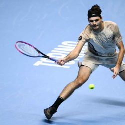El estadounidense Taylor Fritz devuelve un golpe ante el italiano Lorenzo Musetti durante el torneo de tenis ATP Finals en Turín. Foto de Marco BERTORELLO / AFP | Foto:AFP