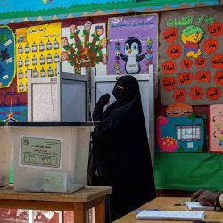 Una votante se prepara para depositar su voto en un colegio electoral de Guiza, ciudad gemela de El Cairo. Foto de Khaled DESOUKI / AFP | Foto:AFP