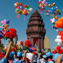 Estudiantes camboyanos sostienen flores mientras se sueltan globos en el Monumento a la Independencia. Camboya, en Phnom Penh.  Foto de TANG CHHIN Sothy / AFP | Foto:AFP