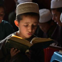 Niños afganos leen el sagrado Corán en una madrasa, o escuela islámica, en el distrito de Fayzabad, provincia de Badakhshan. Foto de Omer ABRAR / AFP | Foto:AFP