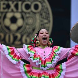 Bailarines actúan durante la presentación de la Copa Mundial de la FIFA 2026 en Ciudad de México. Foto de CARL DE SOUZA / AFP | Foto:AFP