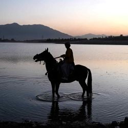 Un niño afgano monta a caballo en el lago Qargha, en las afueras de Kabul. Foto de Wakil KOHSAR / AFP | Foto:AFP