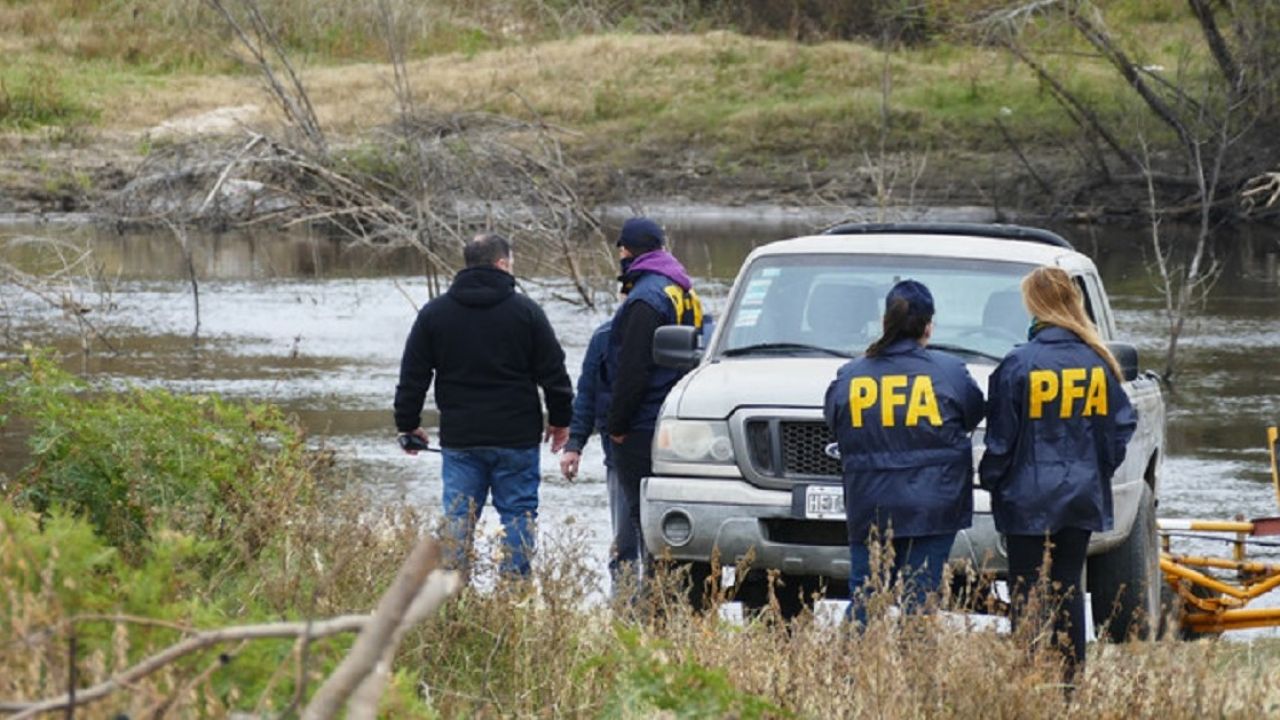 Buzos y gomones en laguna durante el operativo