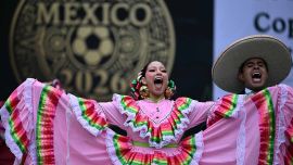Bailarines actúan durante la presentación de la Copa Mundial de la FIFA 2026 en Ciudad de México. Foto de CARL DE SOUZA / AFP
