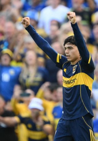 Exequiel Zeballos jugando para Boca Juniors