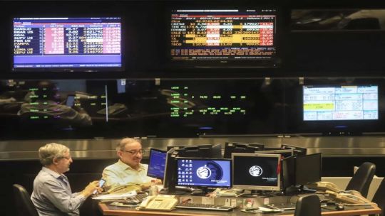 A qué se debe la caída del riesgo país en el comienzo de la rueda bursátil