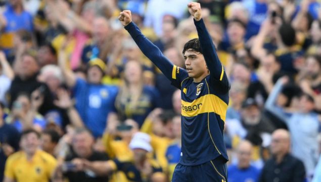 Exequiel Zeballos jugando para Boca Juniors