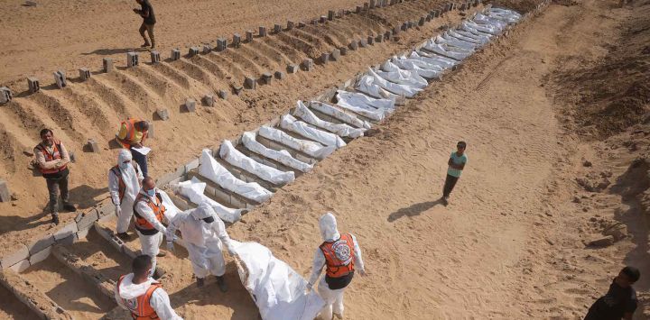 Personal sanitario y civiles llevaron a cabo un entierro colectivo de palestinos en un cementerio de Jan Yunis, en el sur de la Franja de Gaza. Foto de Bashar Taleb / AFP