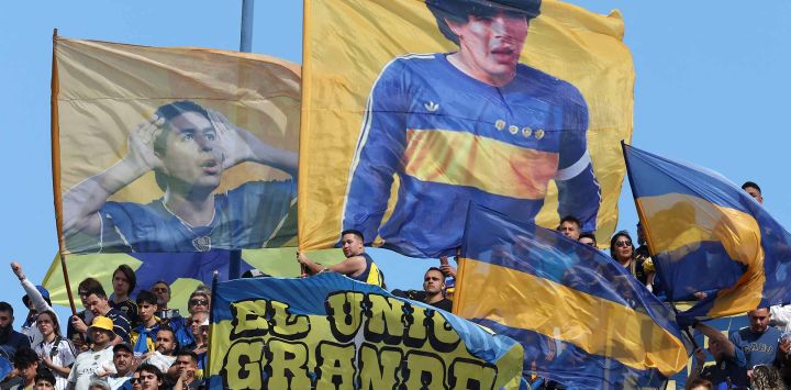 Hinchas de Boca Juniors con Bandera de Juan Román Riquelme y Diego Maradona. Foto de Alejandro Pagni / AFP
