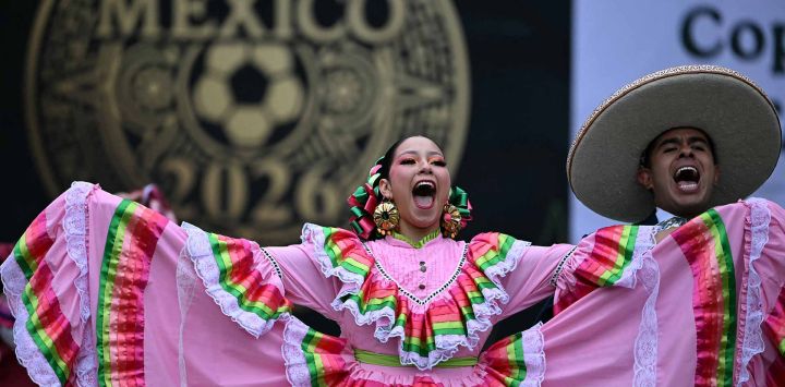 Bailarines actúan durante la presentación de la Copa Mundial de la FIFA 2026 en Ciudad de México. Foto de CARL DE SOUZA / AFP