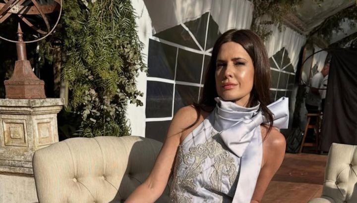 Adiós al escote clásico: Isabel Macedo deslumbra con un vestido de encaje y lazo XL al cuello