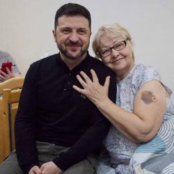 Volodímir Zelenski, posa con un paciente en un hospital de Jersón, en el contexto de la invasión rusa de Ucrania. Foto de AFP | Foto:AFP