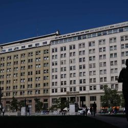 Un hombre camina cerca del Palacio de La Moneda en Santiago, Chile celebrará elecciones presidenciales. Foto de Marvin Recinos / AFP | Foto:AFP