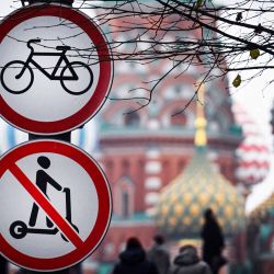 Señales de "Prohibido el paso a bicicletas" y "Prohibido el paso a patinetes" en el borde de la Plaza Roja en Moscú. Foto de Alexander NEMENOV / AFP | Foto:AFP
