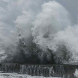 Fuertes olas azotan el malecón de Yilan, ante la proximidad del tifón Fung-Wong. Foto de I-Hwa Cheng / AFP | Foto:AFP
