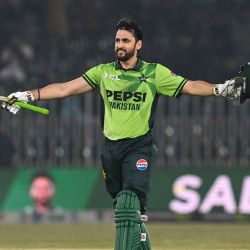 El pakistaní Salman Agha celebra tras anotar un siglo en el estadio de críquet de Rawalpindi. Foto de Aamir QURESHI / AFP | Foto:AFP