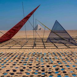 Vista de la instalación artística «Código de lo Eterno» del artista Jongkyu Park en la necrópolis de las pirámides de Giza. Foto de Khaled DESOUKI / AFP | Foto:AFP