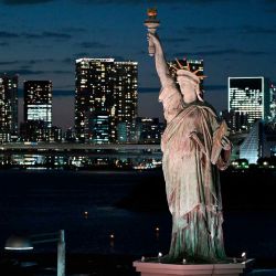 El horizonte de Tokio se aprecia detrás de una réplica de la Estatua de la Libertad en la zona de Odaiba. Foto de GREG BAKER / AFP | Foto:AFP