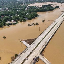 Carretera en construcción sumergida por las inundaciones en la ciudad de Tuguegarao, provincia de Cagayán, al norte de Manila. Foto de John Dimain / AFP | Foto:AFP