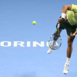 El español Carlos Alcaraz saca contra el estadounidense Taylor Fritz durante el torneo de tenis ATP Finals en Turín. Foto de Marco BERTORELLO / AFP | Foto:AFP