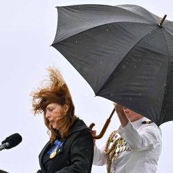 La gobernadora de Victoria, Margaret Gardner (izq.), pronuncia un discurso en medio de un fuerte viento en Melbourne. Foto de William West / AFP | Foto:AFP