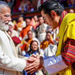 Narendra Modi, estrechando la mano del rey de Bután, Jigme Khesar Namgyel Wangchuck, en el recinto de Changlimethang, en Thimphu. Foto de AFP | Foto:AFP